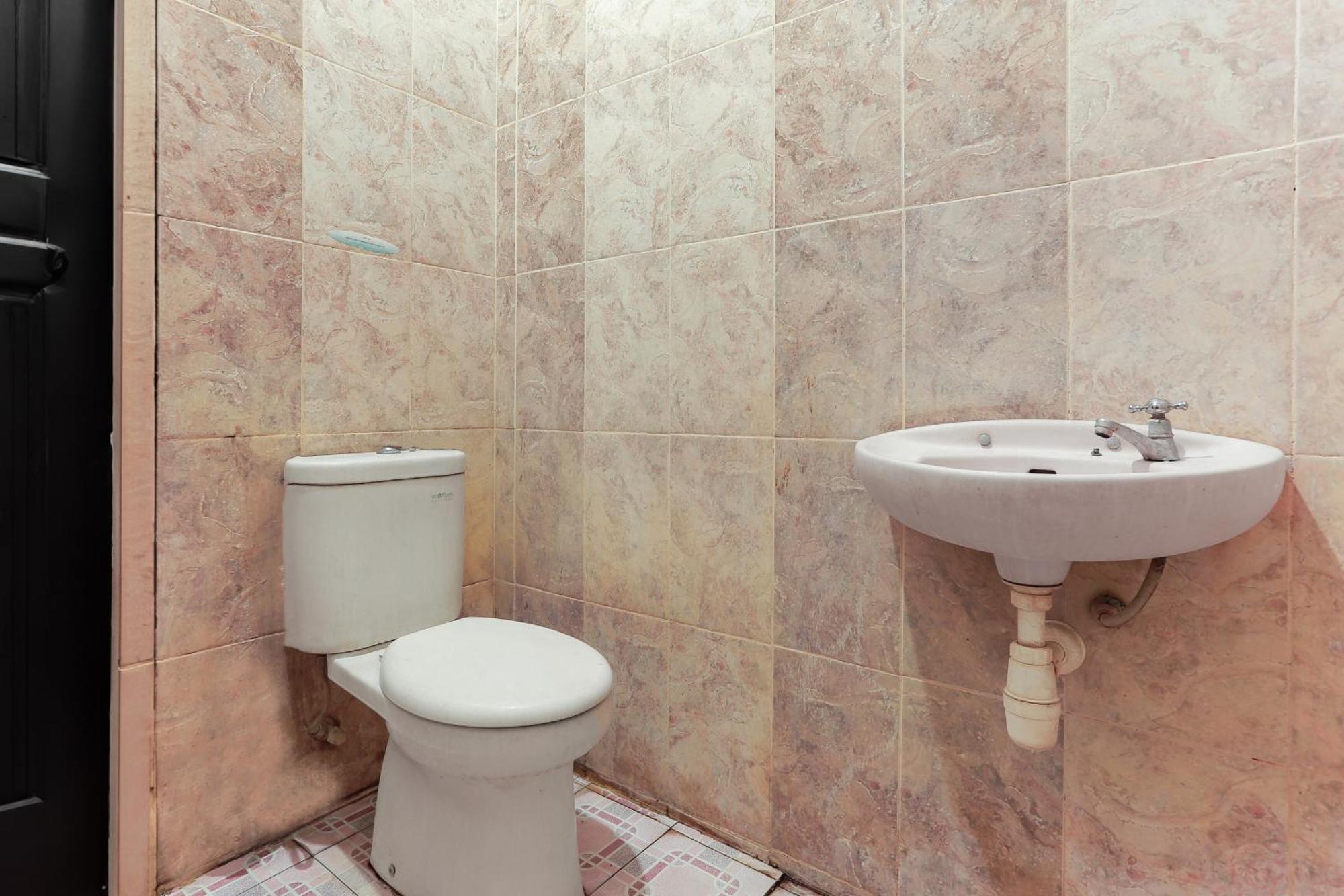 Oyo 93046 Hotel Fortuna Parepare Dış mekan fotoğraf